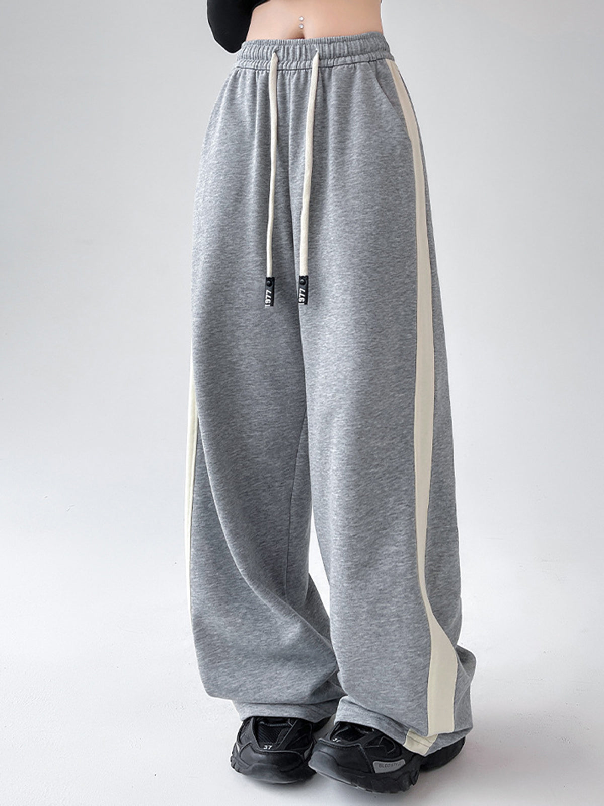 Weite Sweatpants mit Kordelzug und Kontrastbesatz