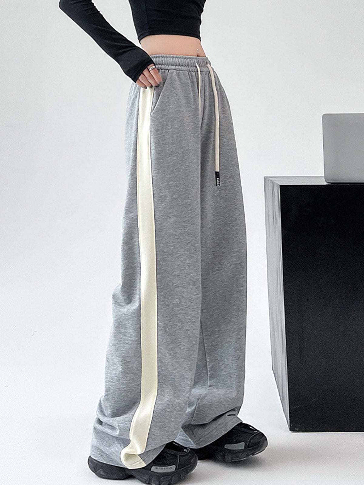 Weite Sweatpants mit Kordelzug und Kontrastbesatz